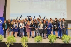 Donau-Uni Krems: 37 graduierte Versicherungsexperten