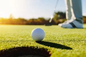 Golfball verletzt Wanderer: Haftet Betreiber?