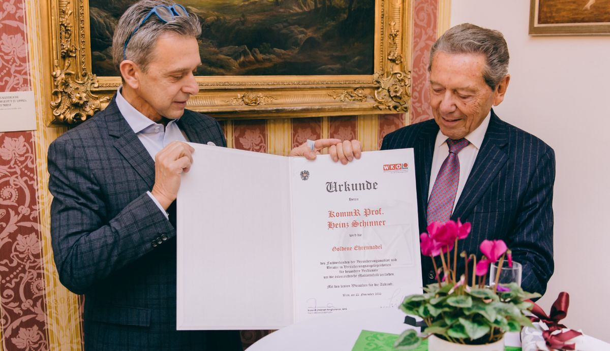 AssCompact - Fachverband für Versicherungsmakler: Goldene Ehrennadel ...