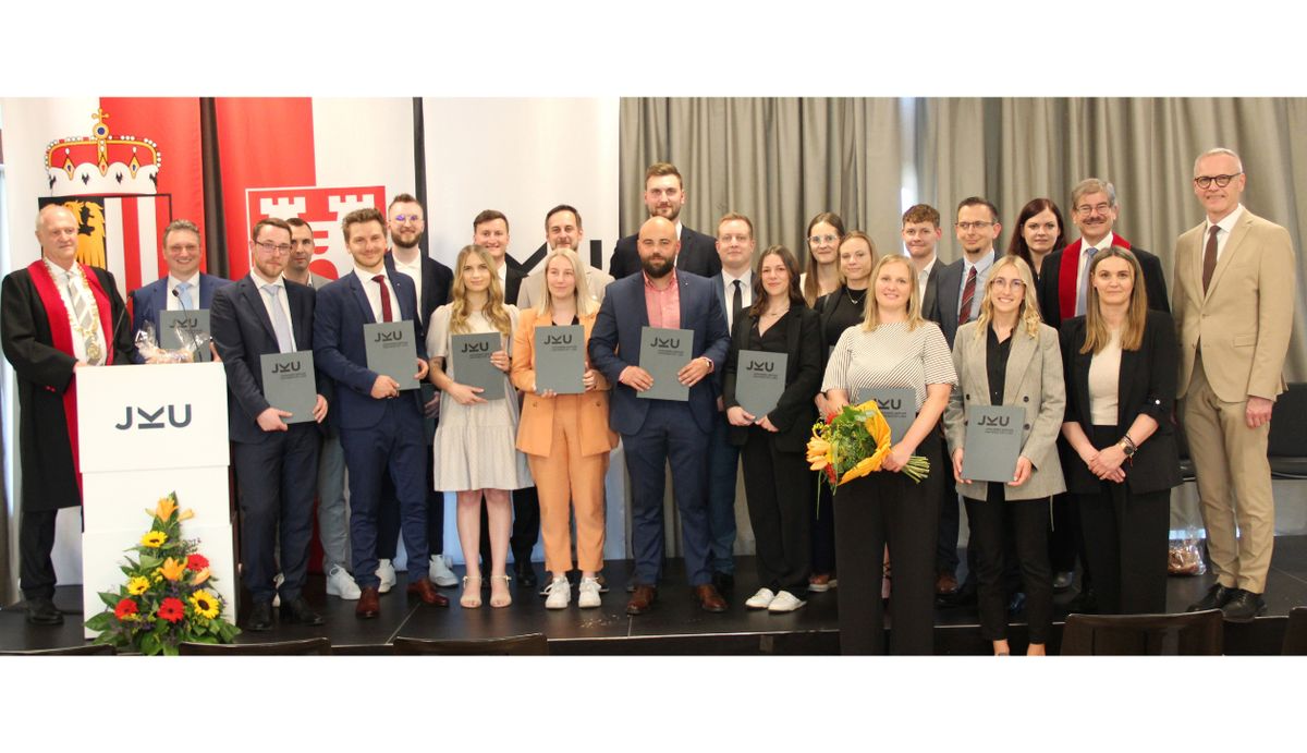 Universit-tslehrgang-Versicherungswirtschaft-20-Absolventen-an-der-JKU-Linz-geehrt